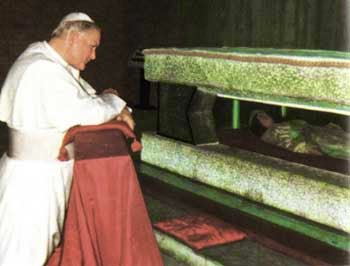 Juan Pablo II rezando a María Goretti